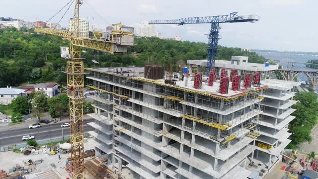 建筑小区鸟瞰图。横跨一个住宅综合体的建筑工地视频素材