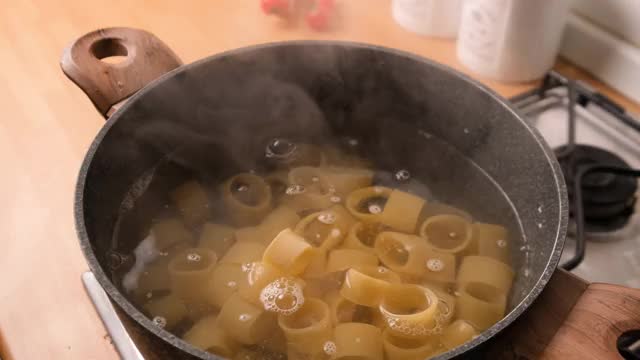 慢动作煮熟的帕切里意面加上海鲜番茄酱视频素材