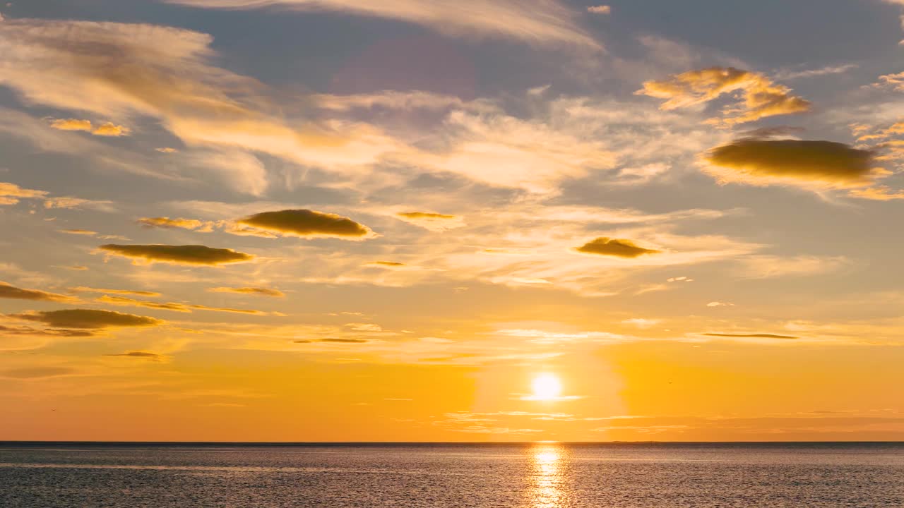 背景时间流逝太阳从地平线上升起视频素材