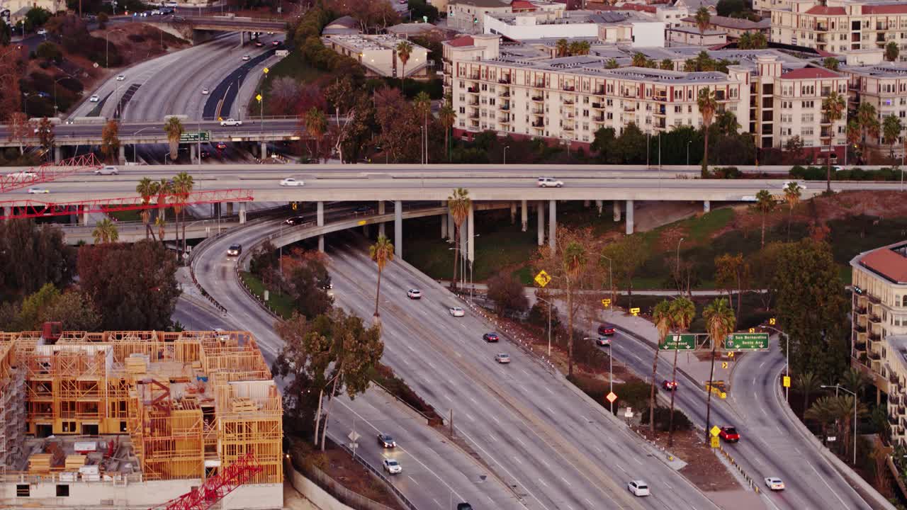 高速公路之间的公寓大楼在洛杉矶-空中视频素材