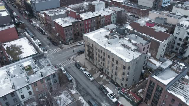 无人机拍摄到的降雪覆盖了布鲁克林视频素材