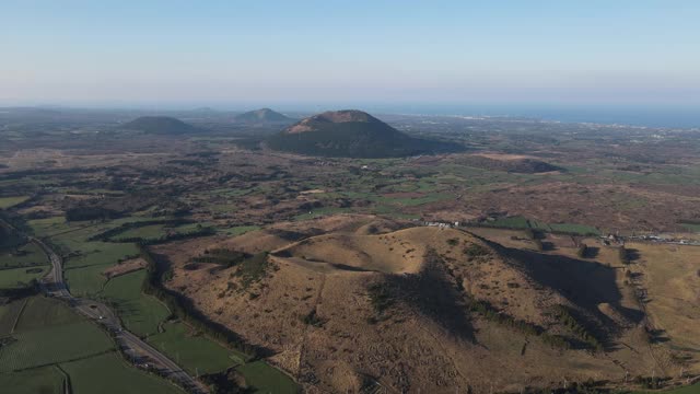 韩国济州岛济州岛古吉瓦县的Darangshi和Yongnuni Oreum(寄生火山)视频素材