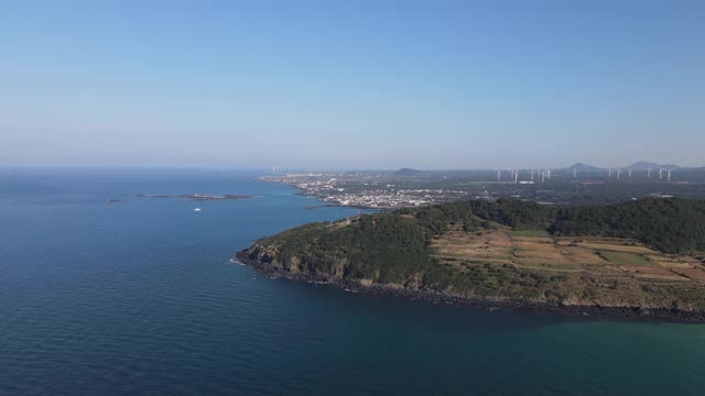 韩国Jeju-do Jeju-si, Jocheon县Hamdeok Seoubong峰滑翔伞视频素材