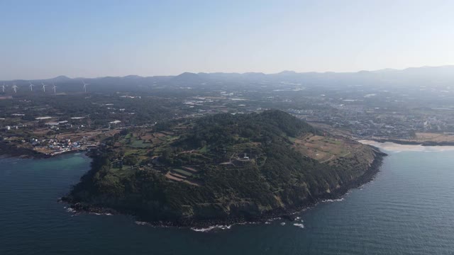 韩国Jeju-do Jeju-si, Jocheon县Hamdeok Seoubong峰滑翔伞视频素材