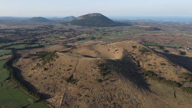 韩国济州岛济州岛古吉瓦县的Darangshi和Yongnuni Oreum(寄生火山)视频素材