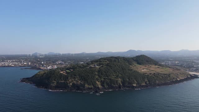 韩国Jeju-do Jeju-si, Jocheon县Hamdeok Seoubong峰滑翔伞视频素材