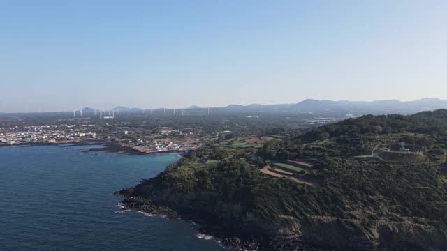 韩国济州岛Jeju-si Jocheon县Hamdeok Seoubong峰视频素材