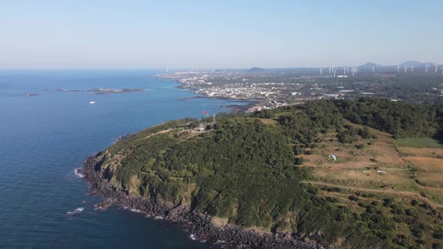 韩国Jeju-do Jeju-si, Jocheon县Hamdeok Seoubong峰滑翔伞视频素材