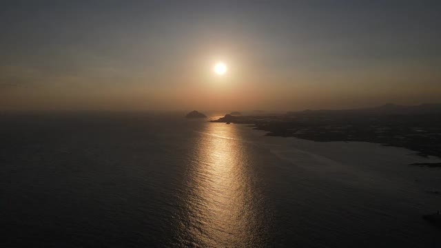 韩国济州岛西浦浦威米杭港近海的夕阳美景视频素材