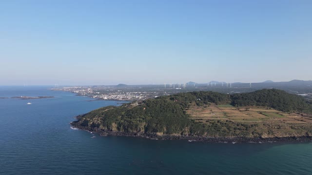 韩国Jeju-do Jeju-si, Jocheon县Hamdeok Seoubong峰滑翔伞视频素材