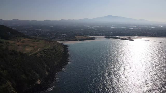 韩国济州岛Jeju-si Jocheon县hamdeseoubong峰和Hamdeok海滩视频素材