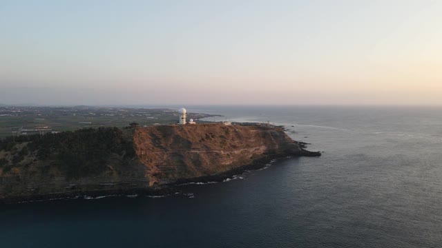 韩国济州岛济州西，日落时的杭yeong县Suwolbong峰地质公园视频素材