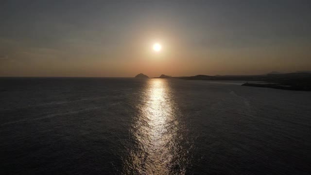 韩国济州岛西浦浦威米杭港近海的夕阳美景视频素材