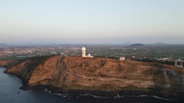 韩国济州岛济州西，日落时的杭yeong县Suwolbong峰地质公园视频素材