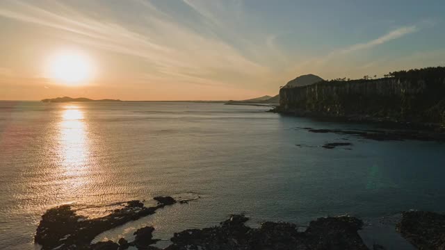 韩国济州岛，大平港，白杉寺三山全里崖和三班山/西浦溪的日落美景视频素材