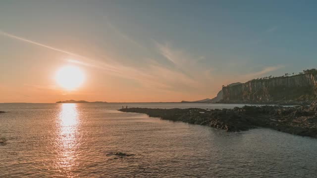 韩国济州岛西浦溪，大平港海景和日落时的白杉寺三山全里崖视频素材