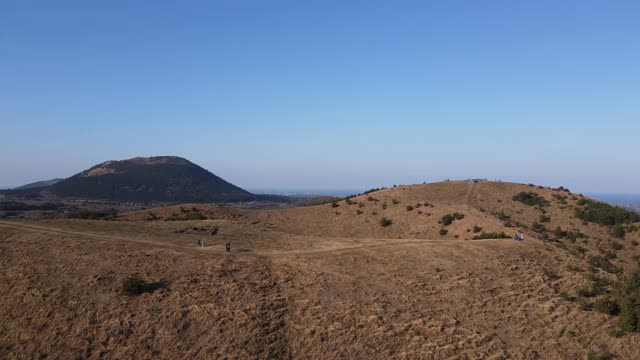 韩国济州岛济州岛古吉瓦县的Darangshi和Yongnuni Oreum(寄生火山)视频素材