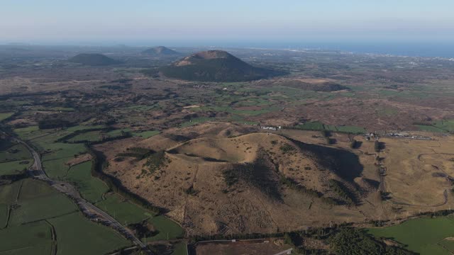 韩国济州岛济州岛古吉瓦县的Darangshi和Yongnuni Oreum(寄生火山)视频素材