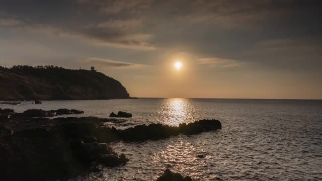 韩国济州岛济州岛，杭yeong县，Suwolbong峰的日落风景视频素材