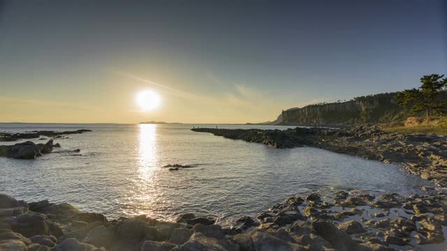 韩国济州岛西浦溪，大平港海景和日落时的白杉寺三山全里崖视频素材