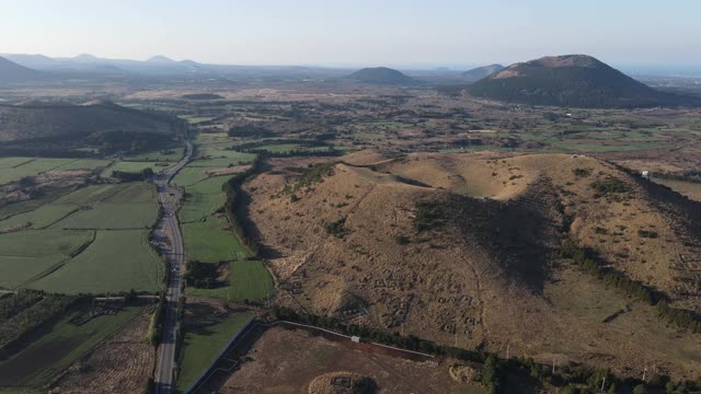 韩国济州岛济州岛古吉瓦县的Darangshi和Yongnuni Oreum(寄生火山)视频素材