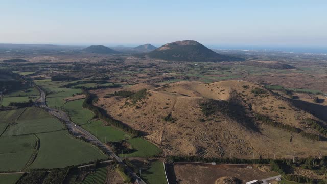 韩国济州岛济州岛古吉瓦县的Darangshi和Yongnuni Oreum(寄生火山)视频素材