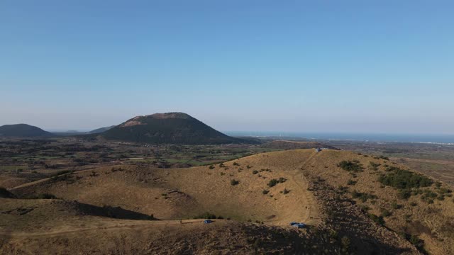 韩国济州岛济州岛古吉瓦县的Darangshi和Yongnuni Oreum(寄生火山)视频素材