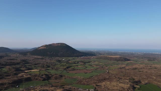 韩国济州岛济州岛古吉瓦县的Darangshi和Yongnuni Oreum(寄生火山)视频素材