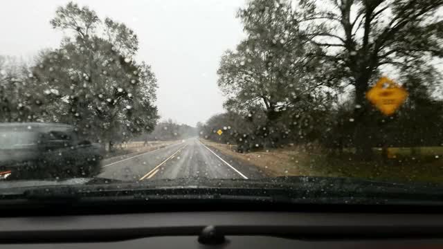 在暴雨中，高速公路司机POV穿过雨滴汽车的挡风玻璃。视频素材