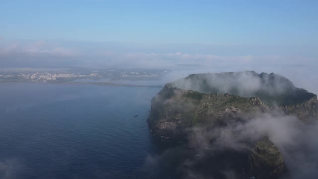 韩国济州岛西浦市的Seongsan Ilchulbong Tuff Cone和充满海雾和云的光芝木海滩视频素材