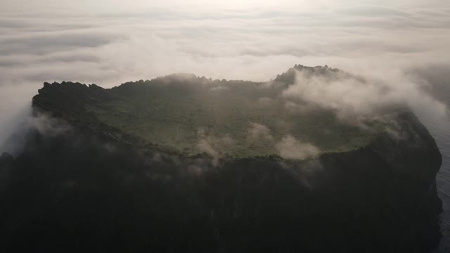 Seongsan Ilchulbong Tuff Cone充满海雾和云的西浦日出/西浦西，济州岛，韩国视频素材