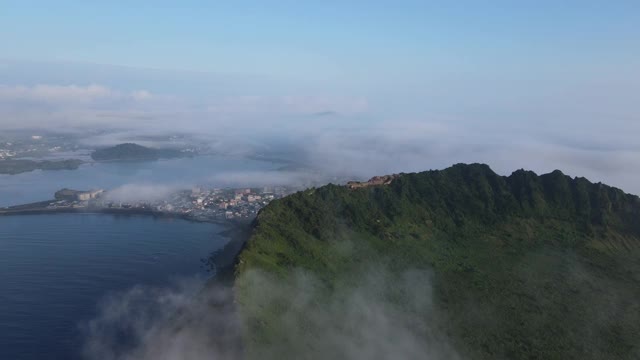 韩国济州岛西浦市的Seongsan Ilchulbong凝冰锥，满是海雾和云视频素材