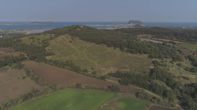 Dusanbong火山锥和Molmi Oreum(寄生火山)，Seongsan Ilchulbong凝灰岩锥和Udo岛，Seongsan县/ Seogwipo-si，济州岛，韩国视频素材