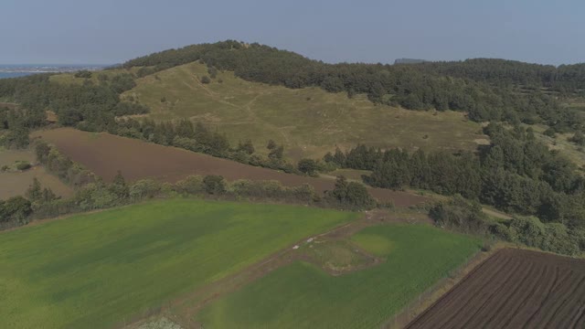 Dusanbong火山锥和Molmi Oreum(寄生火山)，Seongsan Ilchulbong凝灰岩锥和Udo岛，Seongsan县/ Seogwipo-si，济州岛，韩国视频素材