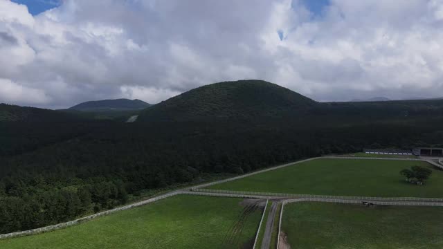 韩国济州岛Jeju-si Jocheon县Bulgeun Oreum(寄生火山)周围的森林和山脉视频素材