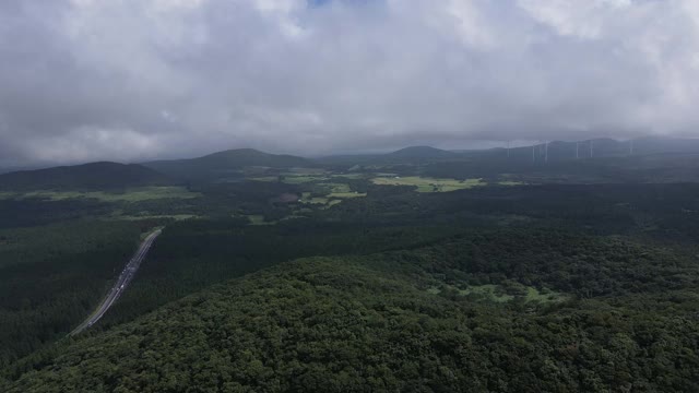 韩国济州岛Jeju-si Jocheon县Bulgeun Oreum(寄生火山)周围的森林和山脉视频素材