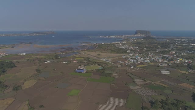 Seongsan Ilchulbong Tuff Cone和Udo岛，Seongsan县/ Seogwipo-si，济州岛，韩国视频素材