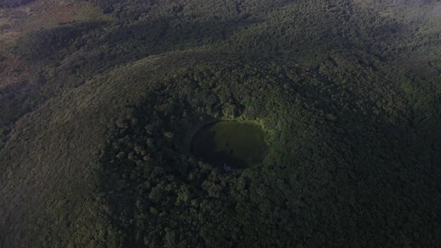 与Mulyeongari Oreum(寄生火山)/ Seogwipo-si场地，济州岛，韩国视频素材