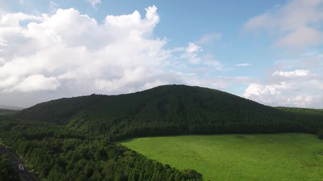 与Mulyeongari Oreum(寄生火山)/ Seogwipo-si场地，济州岛，韩国视频素材