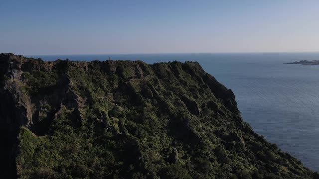 Seongsan Ilchulbong Tuff Cone在Seongsan县/ Seogwipo-si，济州岛，韩国视频素材