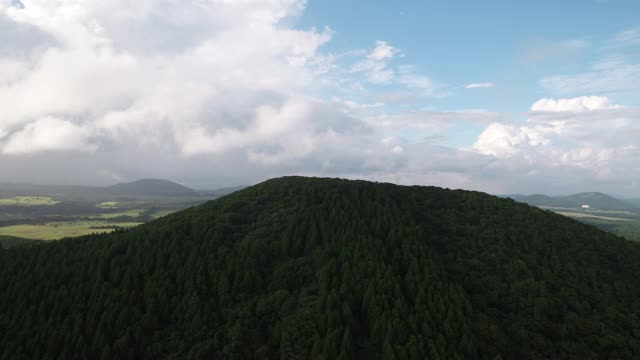 与Mulyeongari Oreum(寄生火山)/ Seogwipo-si场地，济州岛，韩国视频素材