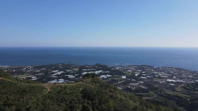 Gunsan Oreum(寄生火山)和海/西格浦西，济州岛，韩国视频素材