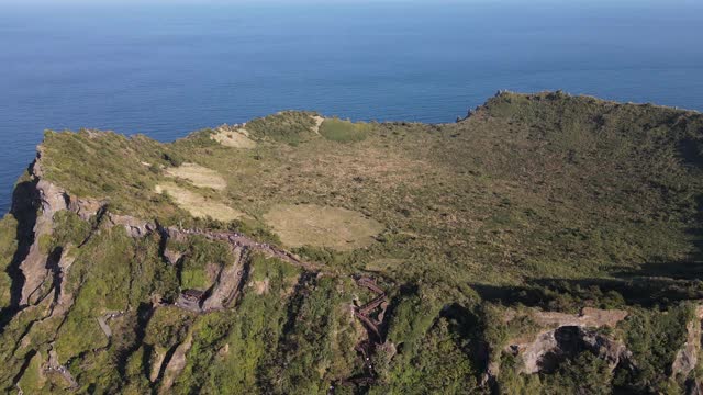 Seongsan Ilchulbong Tuff Cone在Seongsan县/ Seogwipo-si，济州岛，韩国视频素材