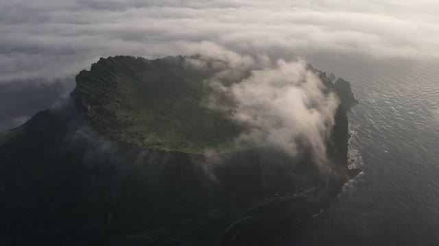 Seongsan Ilchulbong凝冰锥充满海雾和云在西浦市日出/济州岛，韩国视频素材