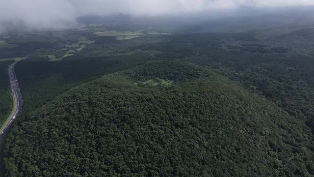 韩国济州岛Jeju-si Jocheon县Bulgeun Oreum(寄生火山)周围的森林和山脉视频素材