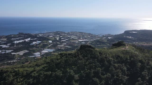 Gunsan Oreum(寄生火山)和三班山山/西浦溪，济州岛，韩国视频素材