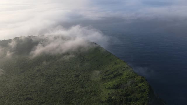 Seongsan Ilchulbong凝冰锥充满海雾和云在西浦市日出/济州岛，韩国视频素材