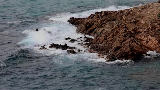 海浪撞击岩石。视频。视频素材