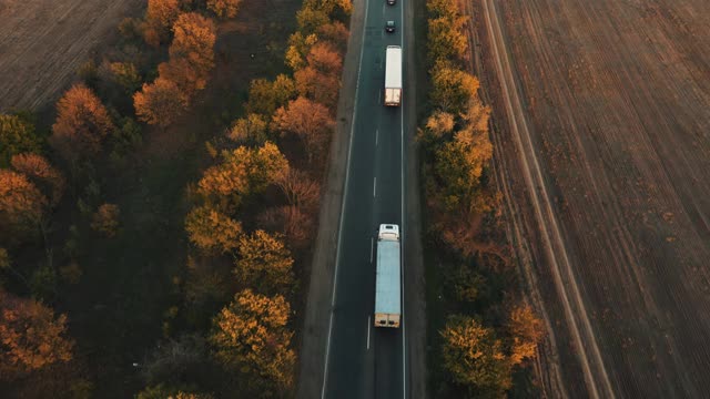 傍晚的鸟瞰图上的道路交通在日落。视频素材