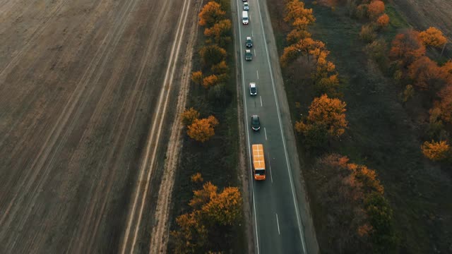 傍晚在道路上的交通鸟瞰图在黄昏。视频下载